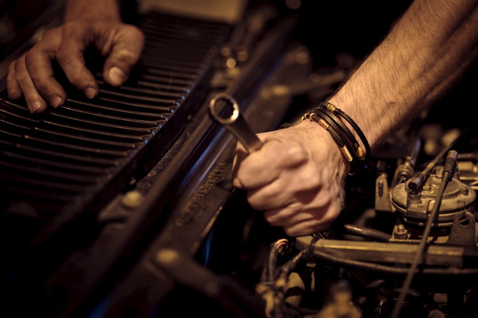 Mécanicien au travail sur un moteur