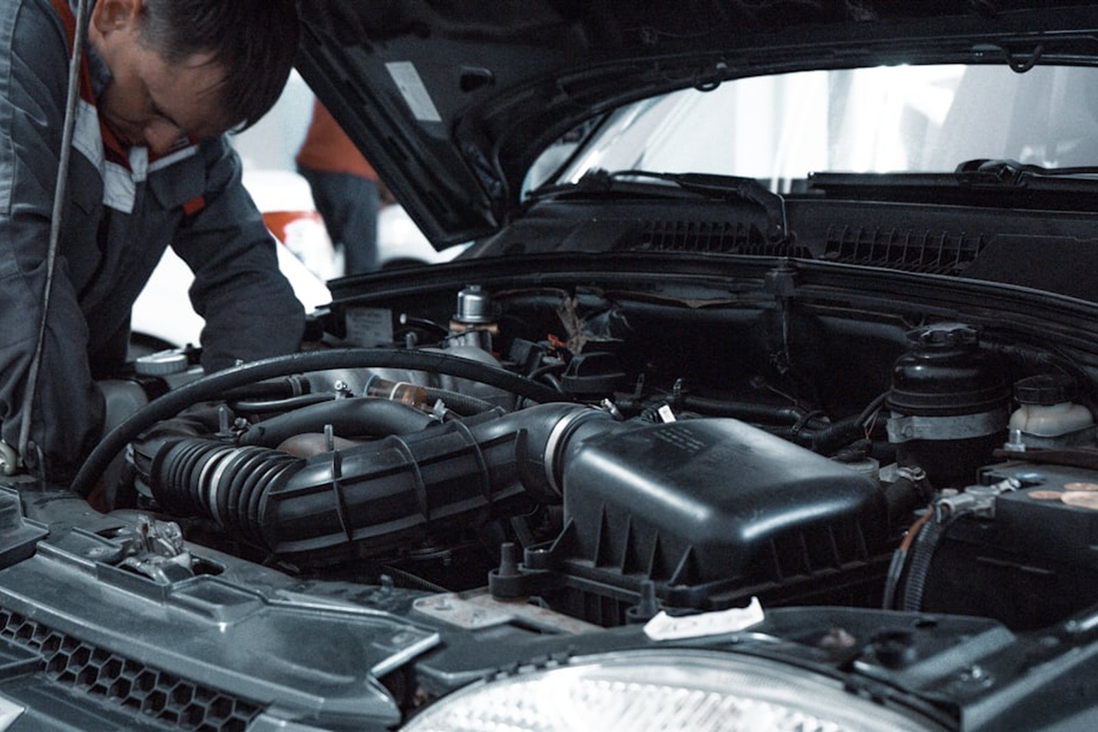Mécanicien inspectant le moteur d'un véhicule